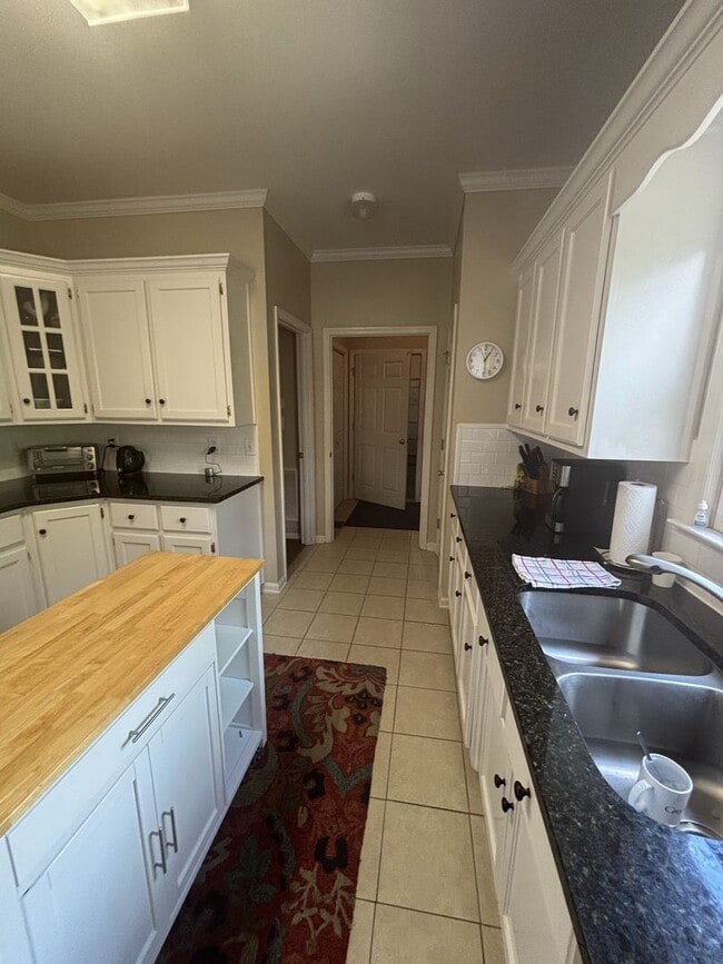 Building Photo - Spacious 3 Bed 2 Bath Home In Homewood With Large Basement