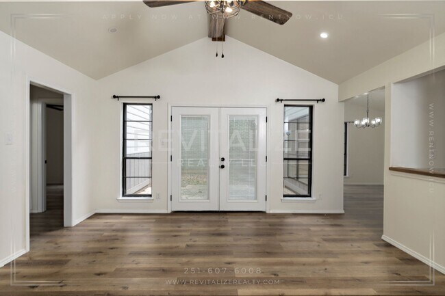 Building Photo - Beautifully Updated 3BR / 2BA in West Mobile with Private Courtyard