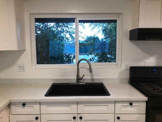 Building Photo - GLENOAKS