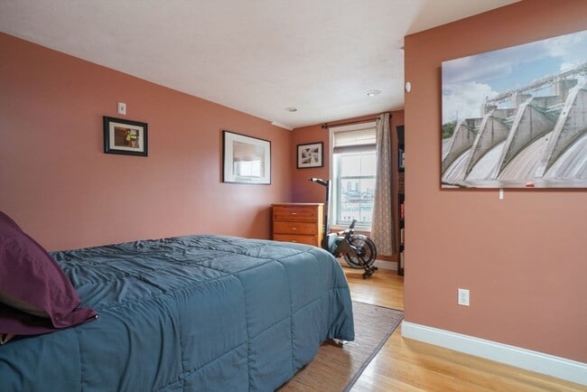 Building Photo - 32 Parker St