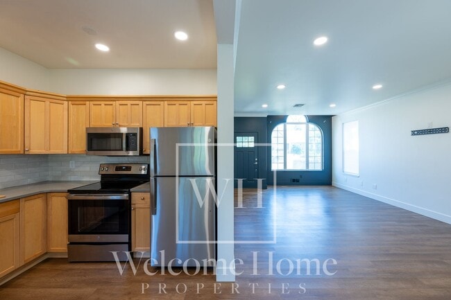 Building Photo - Updated 2 Bed Home with Detached Office & Fenced Yard