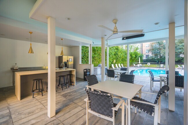 Building Photo - 2701 Westheimer Rd