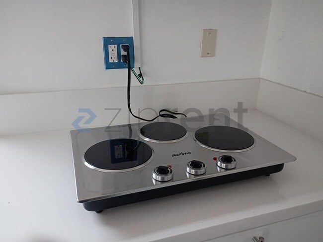 Building Photo - 2755 Sanborn Ave