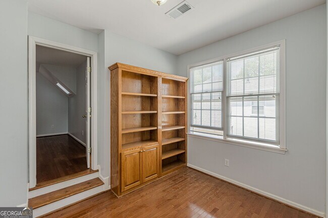 Building Photo - 203 Prestwick Way N