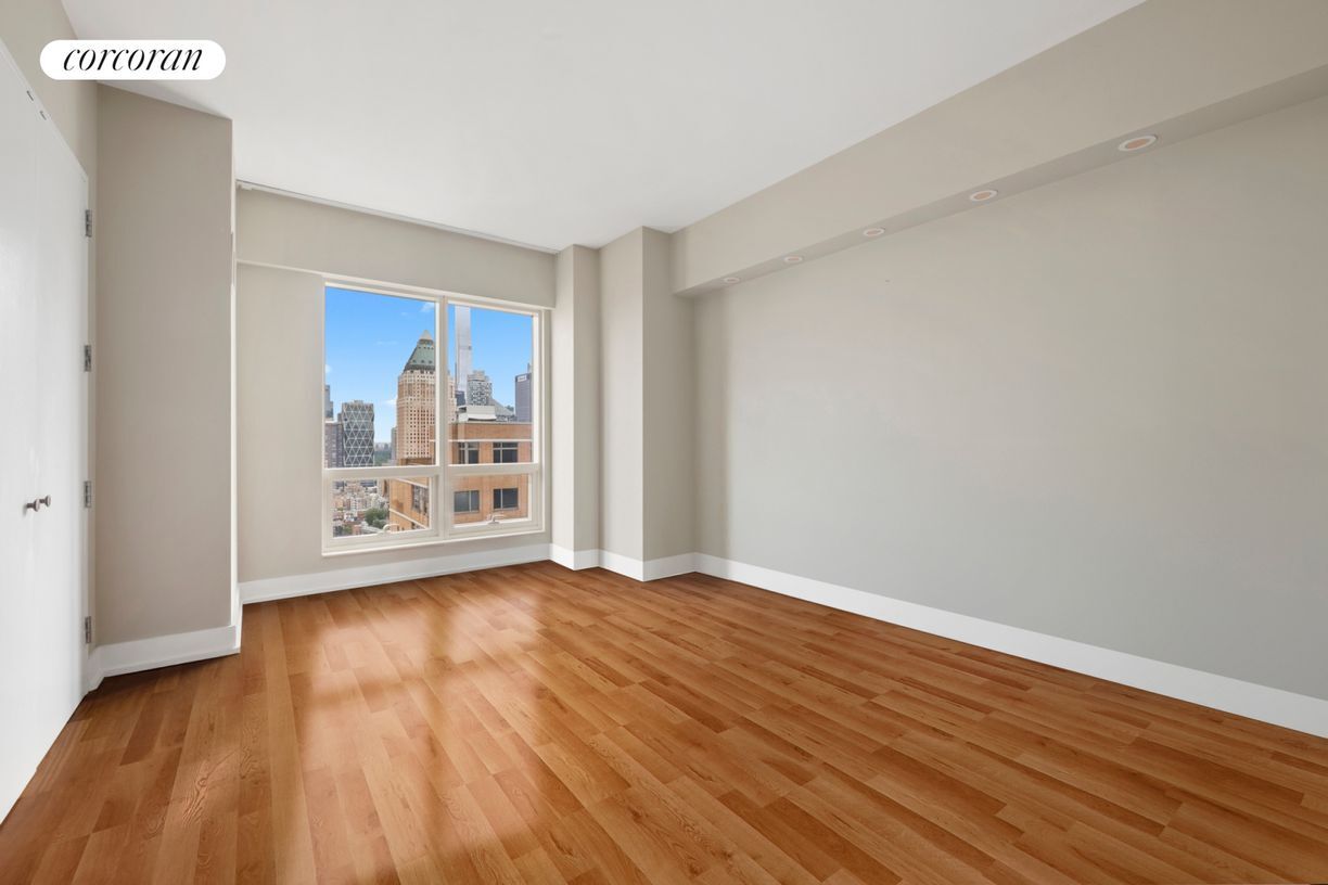 Building Photo - 350 W 42nd St