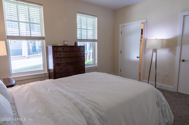 Building Photo - 1661 Riverside Ave