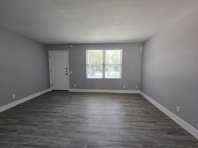 Building Photo - 2504 Manor Cir