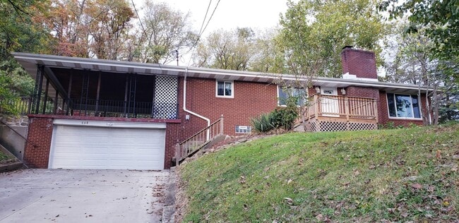 Large 6 bed, 3 ba Brick, Raised Ranch, Ho... - Large 6 bed, 3 ba  Brick, Raised Ranch, Ho...