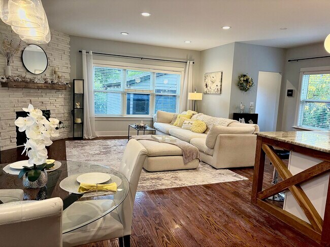 Building Photo - 718 N Alexander Ave