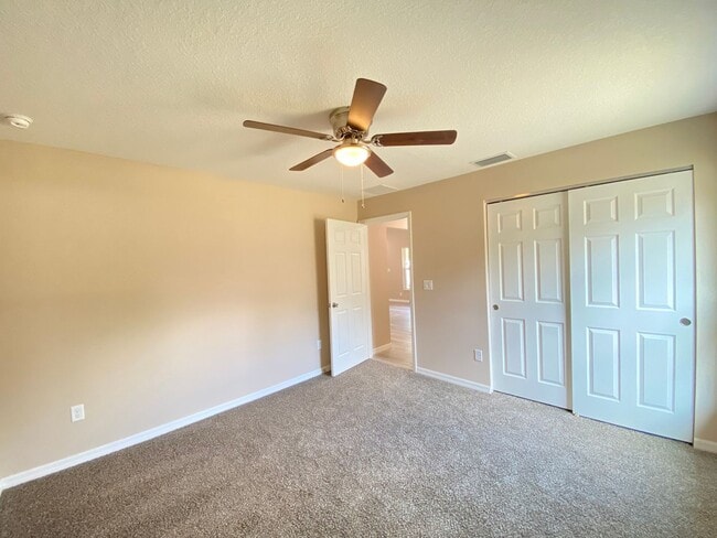 Building Photo - Beautiful Home Desirable SW Ocala Neighborhood 3/2/2 **WON"T LAST**