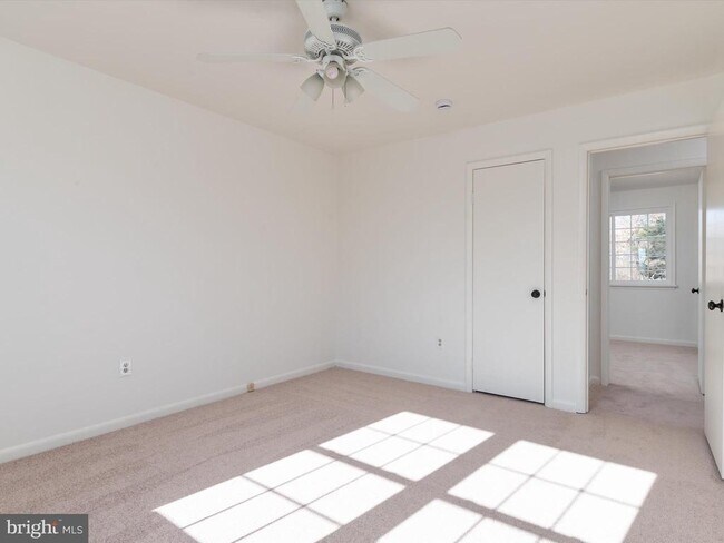 Building Photo - 402 S Cherry Grove Ave