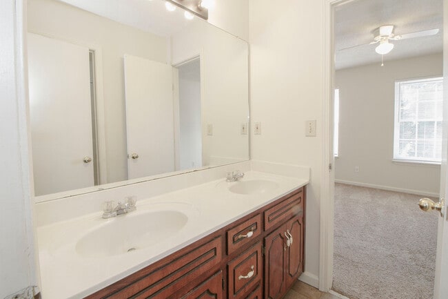 Building Photo - 2000 Tynewood Dr