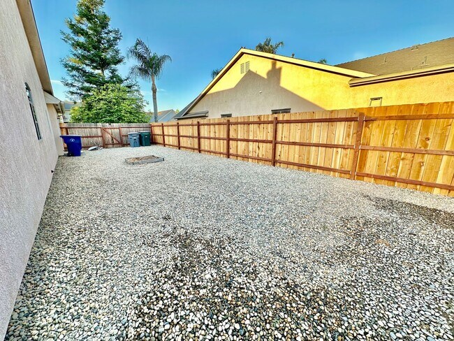 Building Photo - North Clovis 3/2 Near Buchanan Education C...