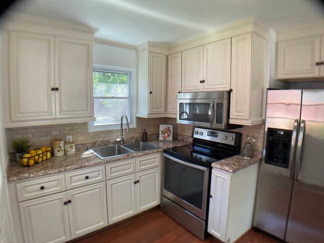 Building Photo - Adorable Bungalow Next to Downtown Raleigh!