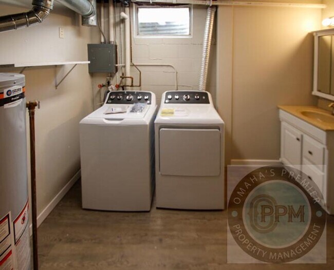 Building Photo - Millard 3 bed 3 bath with Park Access!