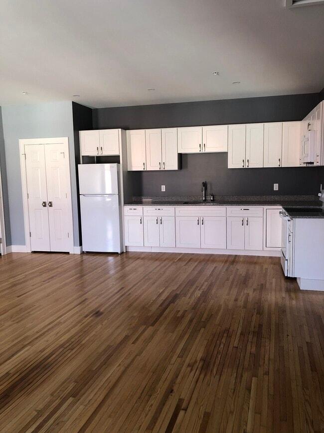 Building Photo - 10 S Lake Ave