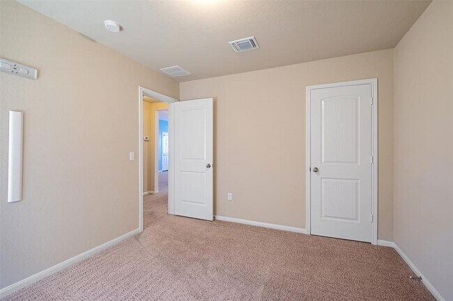 Building Photo - 118 Leona River Trl