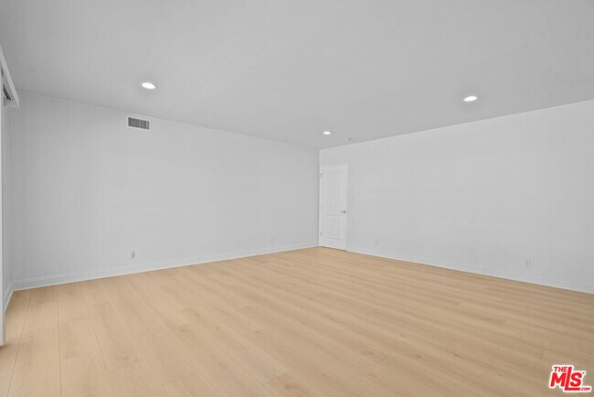 Building Photo - 4159 Regal Oak Dr