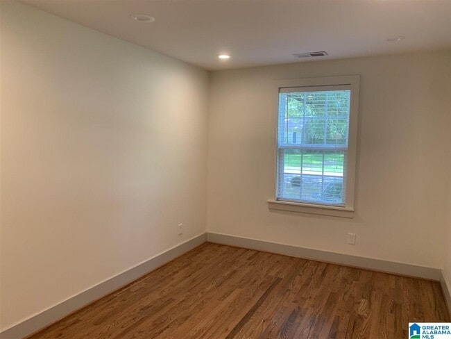 Building Photo - 808 Kingsbury Ave