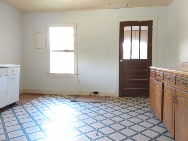 Building Photo - 2 Bedroom 1 Bathroom