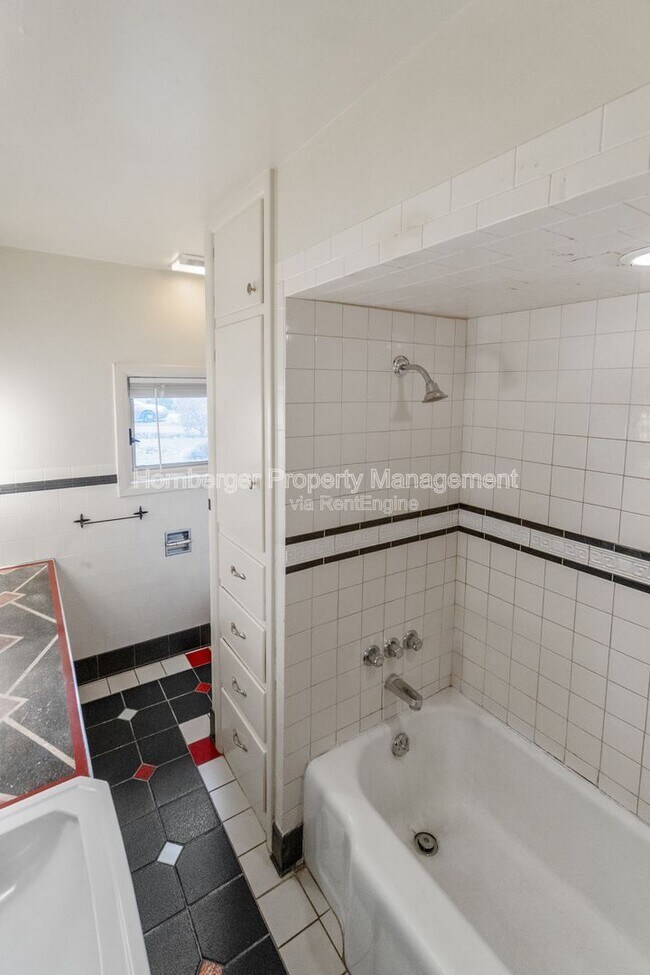 Building Photo - 2324 E South Crescent Ave