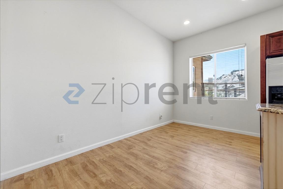 Building Photo - Unit