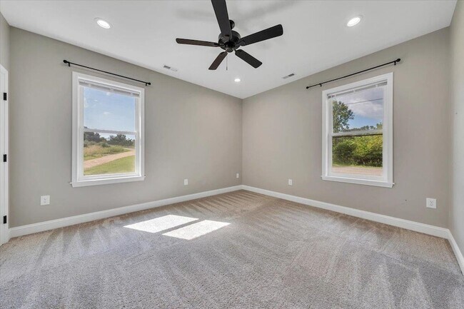 Building Photo - 3202 Mathews Ln