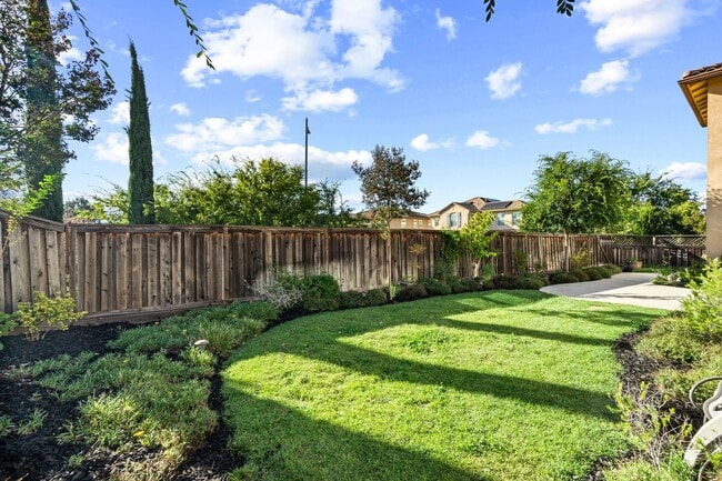 Building Photo - HILLTOP CORNER HOME WITH GORGEOUS VIEWS