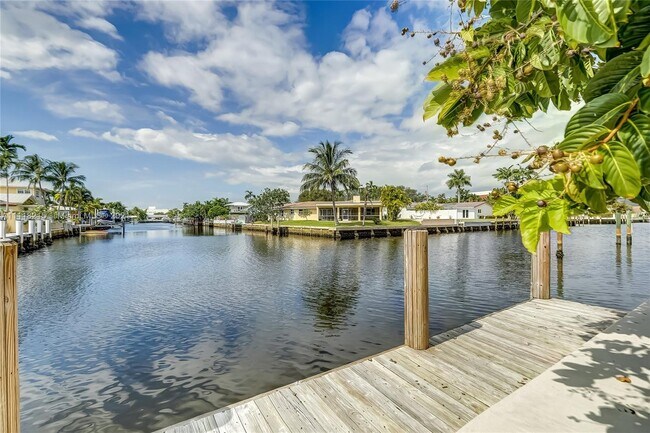 Building Photo - 5721 Bayview Dr