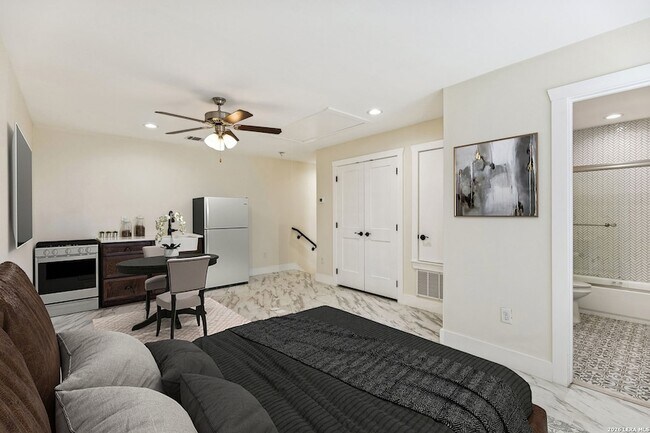 Building Photo - 303 Pendleton Ave