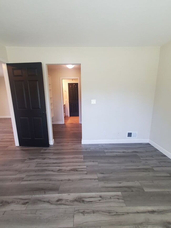 Building Photo - Easy Living @ Gorgeous 2bd/2ba in Cobblest...