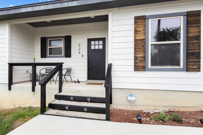 Building Photo - 924 Scenic Hills Dr