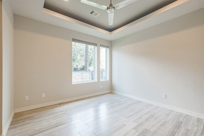 Building Photo - 711 W Clay St