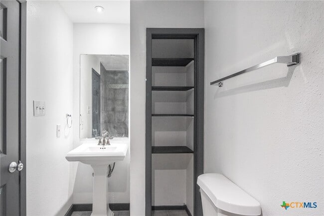 Building Photo - 803 Happy Haven Rd