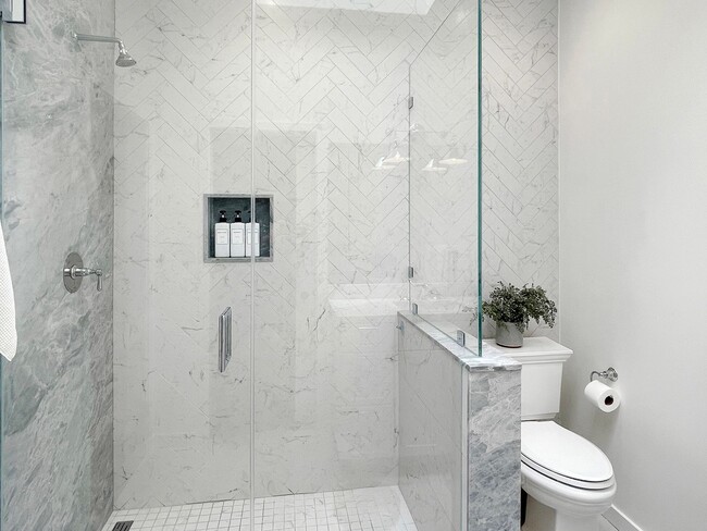 Building Photo - Remodeled and Modern, Open Floor-plan, Lux...