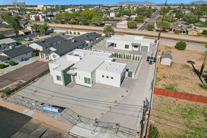 Building Photo - 910 E Roma Ave