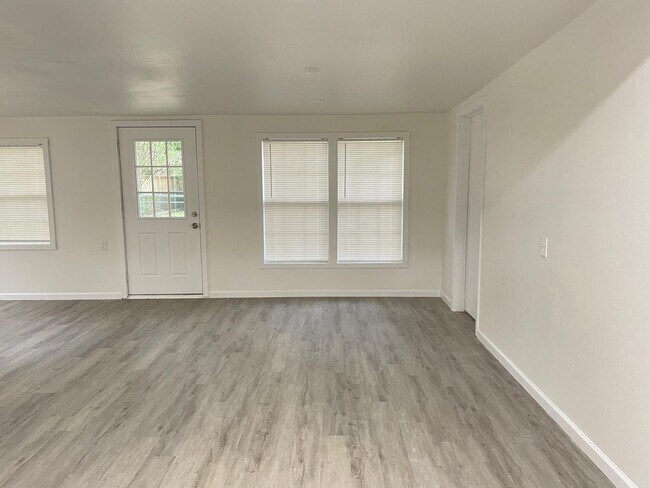 Building Photo - 2514 Garden Dr