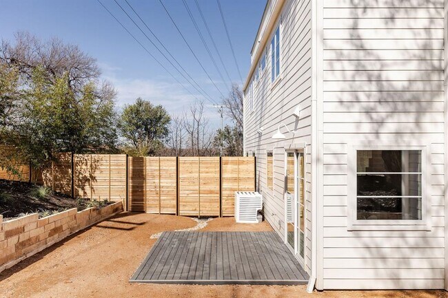 Building Photo - 1802 Overhill Dr