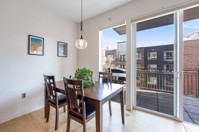 Building Photo - 1BD, 1BA Downtown Denver Condo with Garage...