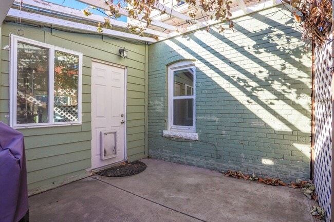 Building Photo - 2220 W 31st Ave