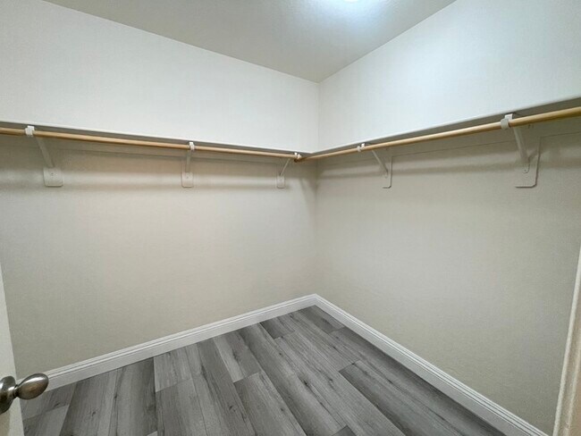 Building Photo - Carry Over Showing: This property has been...