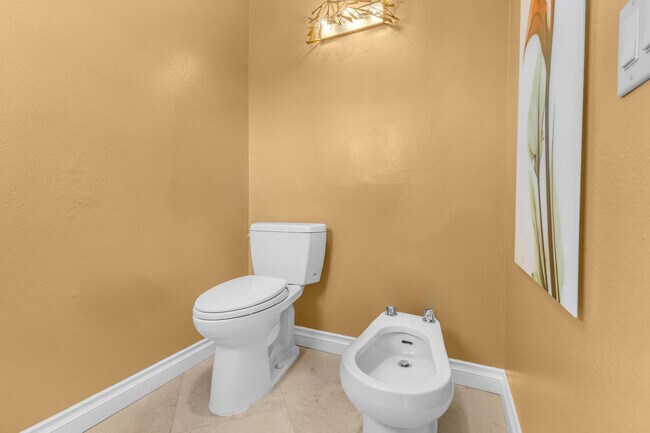 Building Photo - 216 W Kavenish Dr