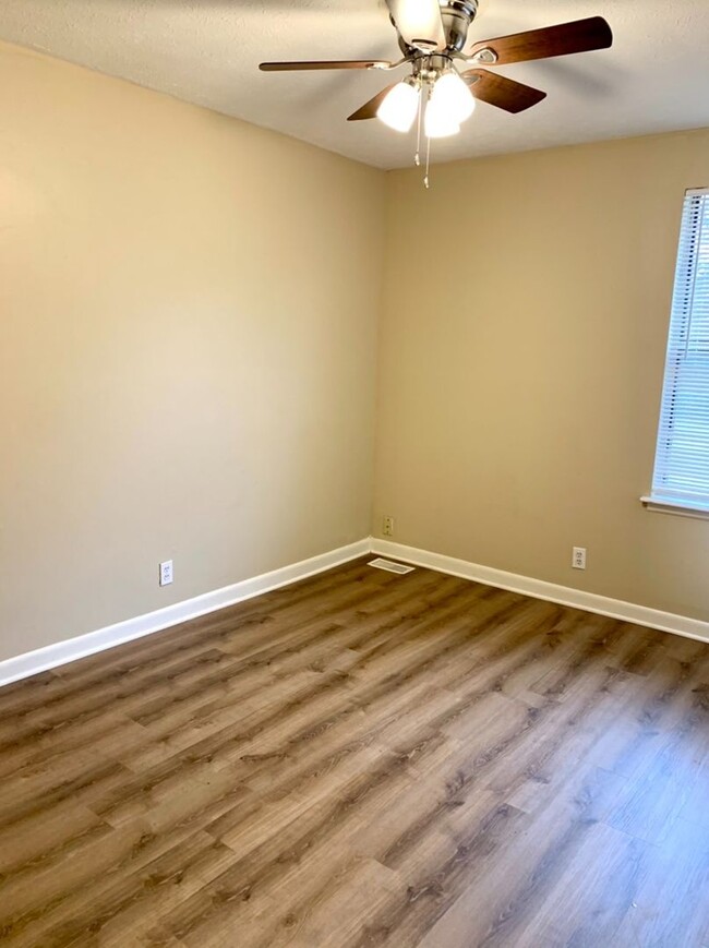 Building Photo - 2 Bedroom 1.5 Bath Duplex near Dan Mills i...