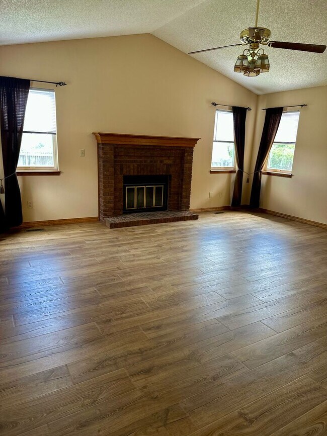 Building Photo - Spacious 4BD w/ A/C in Desirable Briargate...