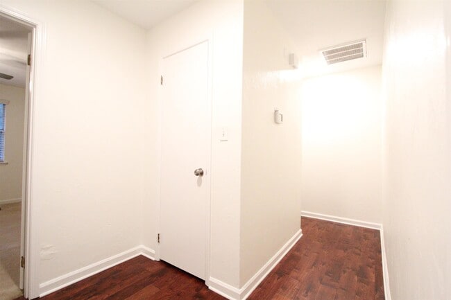 Building Photo - 617 N Magnolia Dr