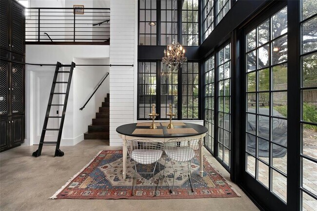 Primary Photo - 813 1/2 E 13th St