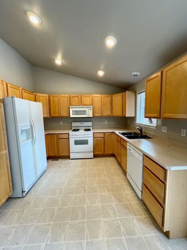 Building Photo - Beautiful 3 Bedroom Single Level home near Old Mill!