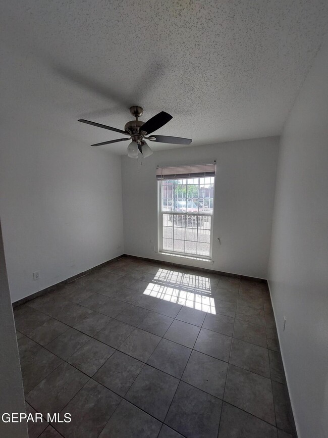 Building Photo - 2212 Cumbre Negra St