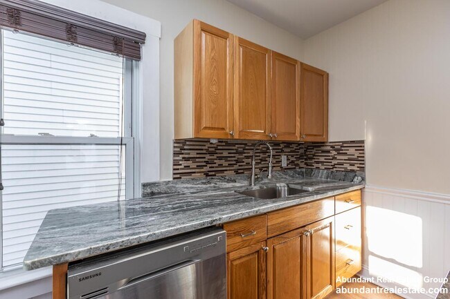 Building Photo - 376 Medford St