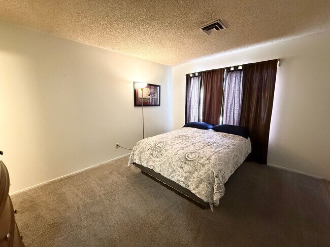 Building Photo - Fully Furnished 4-Bedroom Home in Prime Central Las Vegas Location